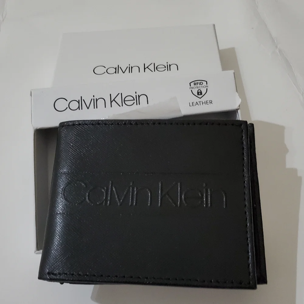 🤩New in box authentic Calvin Klein genuine leather Mens black wallet